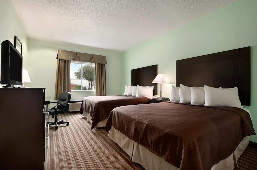 Days Inn & Suites By Wyndham Dallas Exterior foto